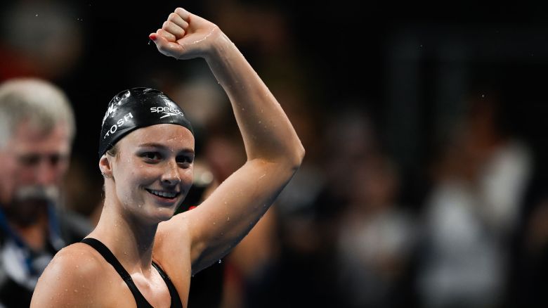 Summer Mcintosh broke another world record at the Canadian Swimming Trials on Monday, this time in the 200m individual medley.