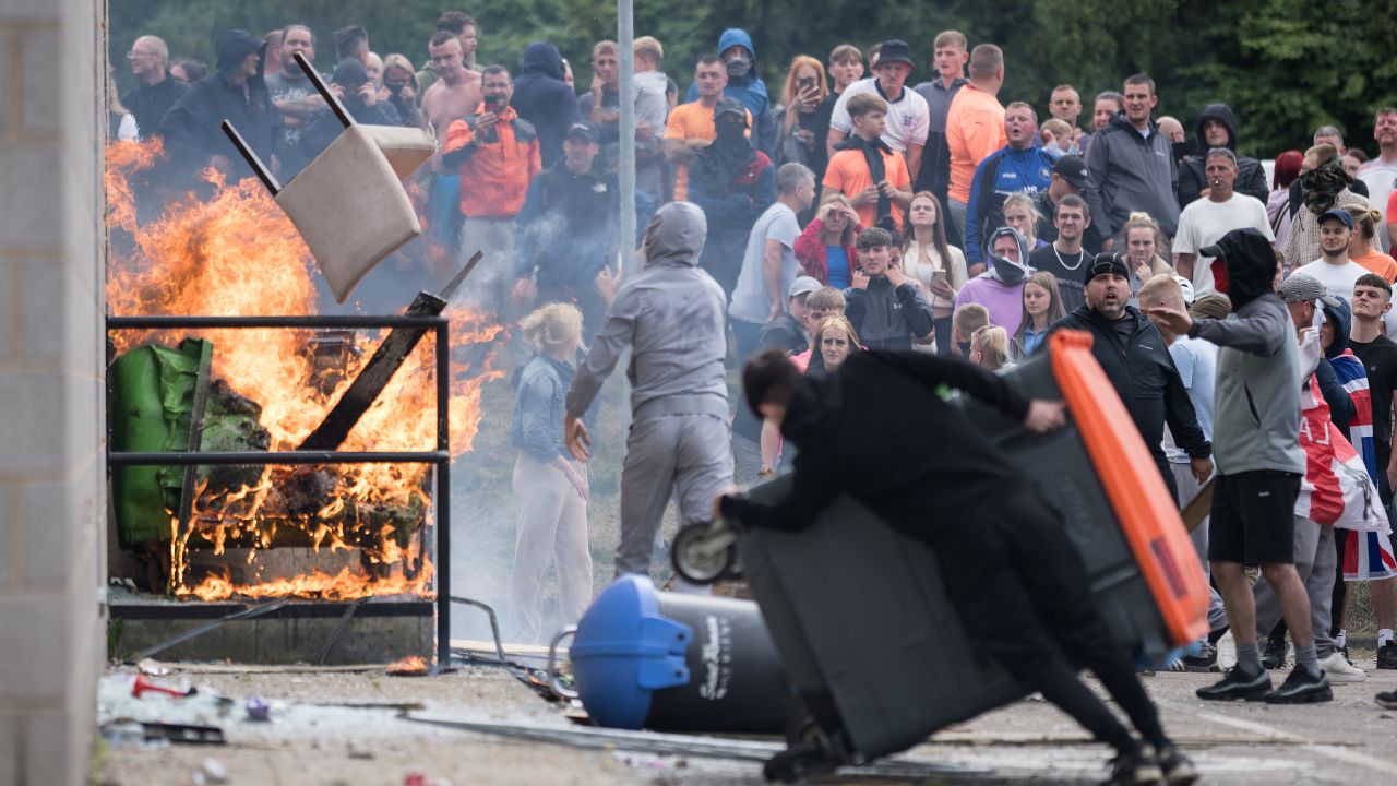 ROTHERHAM, ENGLAND - AUGUST 4: Anti-migration protesters attempt to enter the Holiday Inn Express Hotel which is housing asylum seekers on August 4, 2024 in Rotherham, United Kingdom. Yesterday saw widespread violence as Far-right agitators in Liverpool and Manchester rioted and looted shops. Police were attacked and injured and dozens of arrests were made. (Photo by Christopher Furlong/Getty Images)