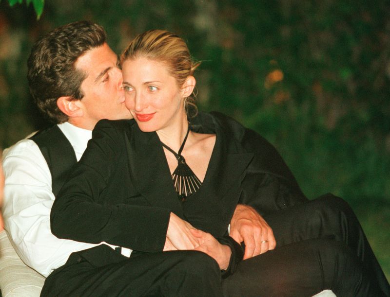 Carolyn bessette kennedy 2025 wedding dress designer