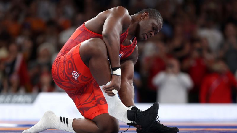 Mira cómo Mijaín López deja sus botas y marca su retiro tras ganar el oro en lucha grecorromana en París 2024