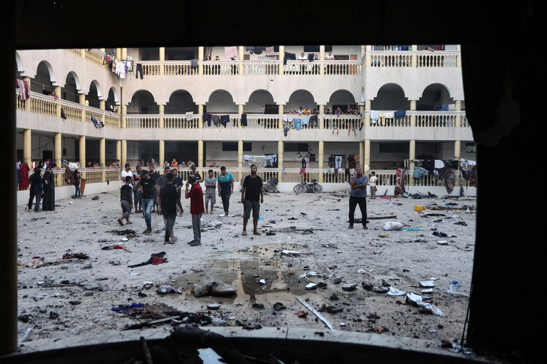 Palestinos desplazados se reúnen en el patio de una escuela afectada por un ataque israelí en la ciudad de Gaza el 10 de agosto de 2024.