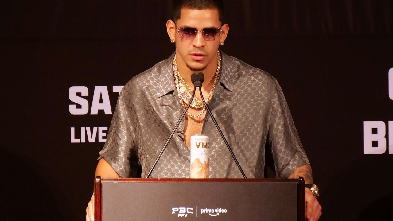 BEVERLY HILLS, CALIFORNIA - AUGUST 06: Edgar Berlanga speaks during a press conference to promote the September 14th fight between Canelo Alvarez and Berlanga at The Beverly Hills Hotel – Crystal Ballroom on August 06, 2024 in Beverly Hills, California.  (Photo by Kaelin Mendez/Getty Images)