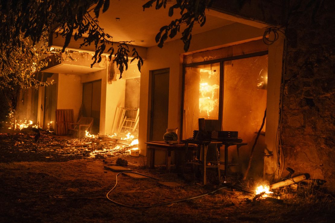 Uma casa pegou fogo em Varnavas no domingo.