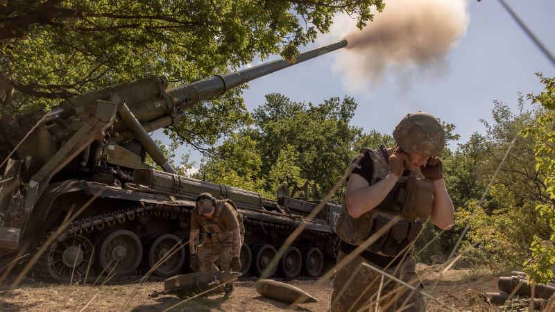 Pokrovsk: Ukrayna, Rusya’nın büyük bir şehre doğru hızla ilerlediğini söylerken ebeveynler çocuklarını zorla tahliyelerden saklıyor