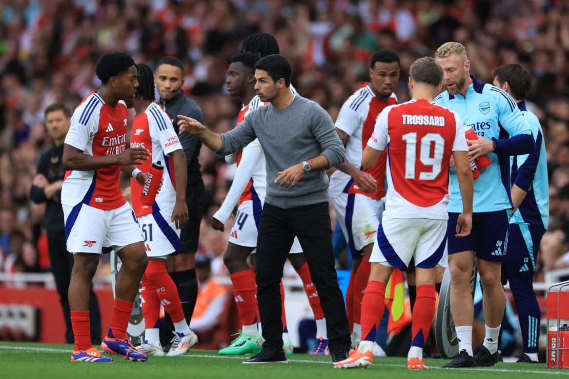 LONDON, ENGLAND – AUGUST 07: Myles Lewis-Skelly of Arsenal speaks with Mikel Arteta, head coach of Arsenal, during the friendly match between Arsenal and Bayer 04 Leverkusen at Emirates Stadium on August 07, 2024 in London, England. (Photo by Marc Atkins/Getty Images)