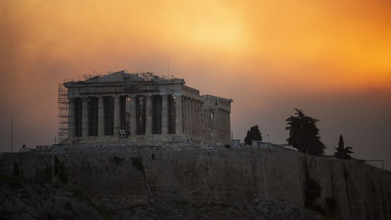 Waldbrände in Griechenland: Anwohner werden angewiesen, in der Nähe von Athen zu evakuieren, während die Behörden versuchen, das Feuer einzudämmen