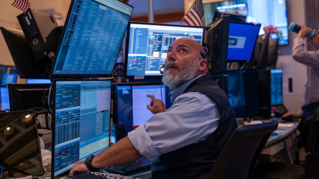 NEW YORK, NEW YORK - AUGUST 08: Traders work on the New York Stock Exchange (NYSE) floor on August 08, 2024 in New York City. The Dow rose over 600 points following a strong jobs report showing that the American economy is still growing despite high interest rates.  (Photo by Spencer Platt/Getty Images)