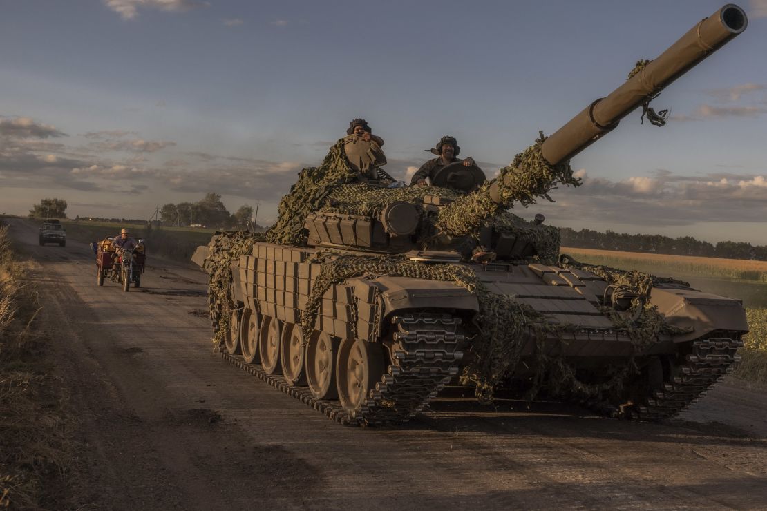 Soldados ucranianos operam um tanque T-72 de fabricação soviética na região de Sumy, perto da fronteira com a Rússia, em 12 de agosto.