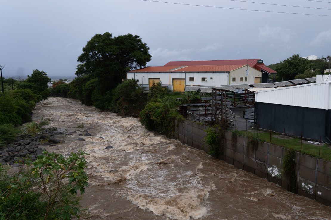 Heavy rainfall following tropical storm Ernesto had Meteo-France place the French Caribbean island of Guadeloupe on orange alert.