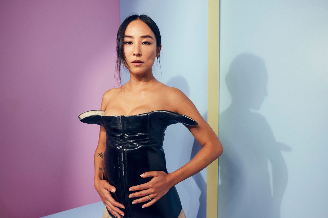 ارتدى Greta Lee قمة Hodakova Bustier مصنوعة من أحذية ركوب الفروسية إلى أ 