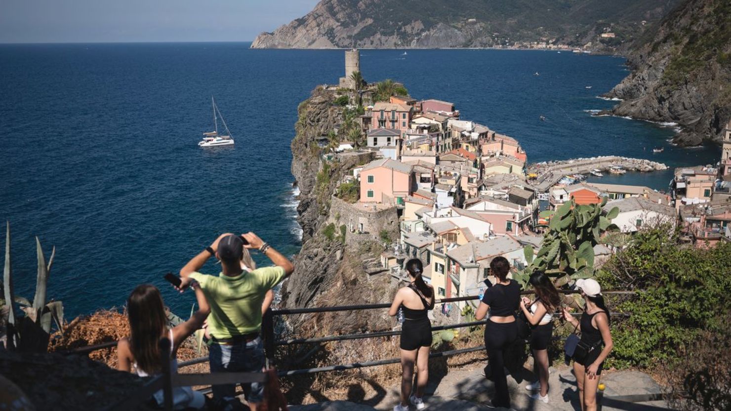 Turistas observan desde una ladera en Vernazza, en el Parque Nacional de Cinque Terre, cerca de La Spezia, Italia.