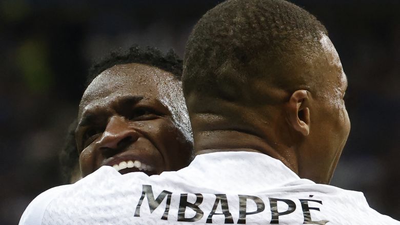 TOPSHOT - Real Madrid's French forward #09 Kylian Mbappe (R) is congratulated by Real Madrid's Brazilian forward #07 Vinicius Junior after scoring the 2-0 goal during the UEFA Super Cup football match between Real Madrid and Atalanta BC in Warsaw on August 14, 2024. (Photo by Wojtek RADWANSKI / AFP) (Photo by WOJTEK RADWANSKI/AFP via Getty Images)