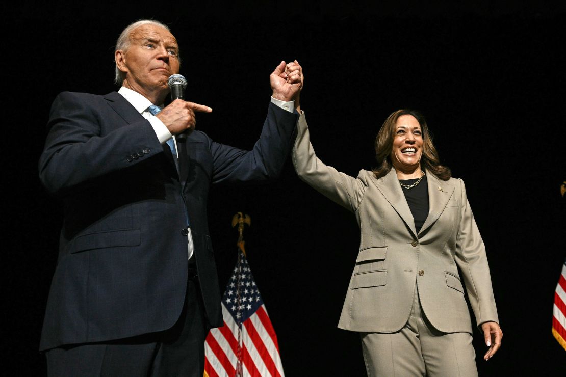 Presiden Joe Biden menunjuk Wakil Presiden dan kandidat presiden dari Partai Demokrat Kamala Harris setelah mereka berbicara di Prince George's Community College di Largo, Maryland, pada tanggal 15 Agustus 2024.