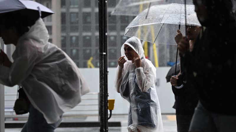 Jepang memerintahkan evakuasi ribuan orang saat Topan Ambel menguat di dekat Tokyo