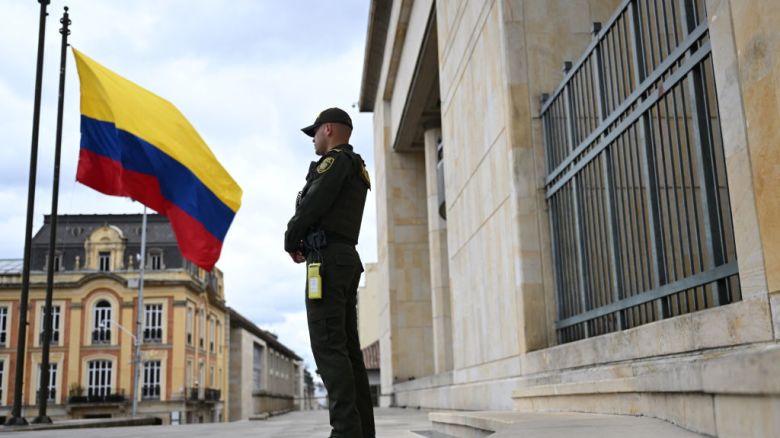 Un policía colombiano monta guardia frente al Palacio de Justicia en Bogotá, el 16 de agosto de 2024.