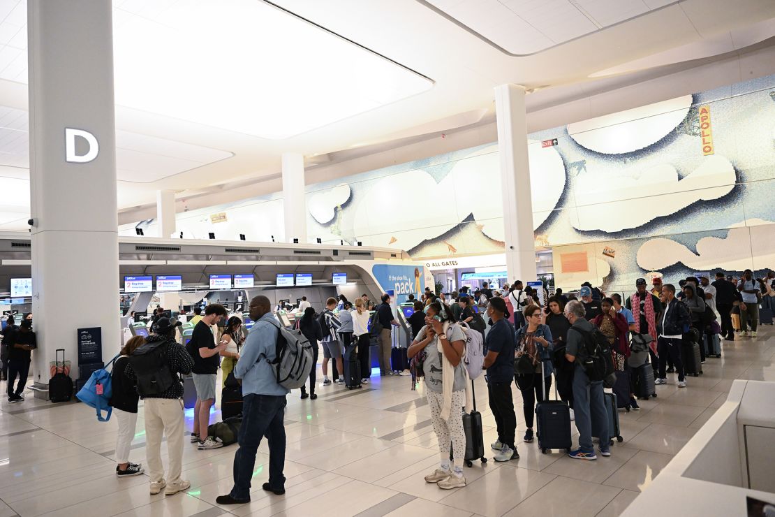 Gli aeroporti dell'area di New York sono stati colpiti da maltempo e domenica sono rimasti a terra.