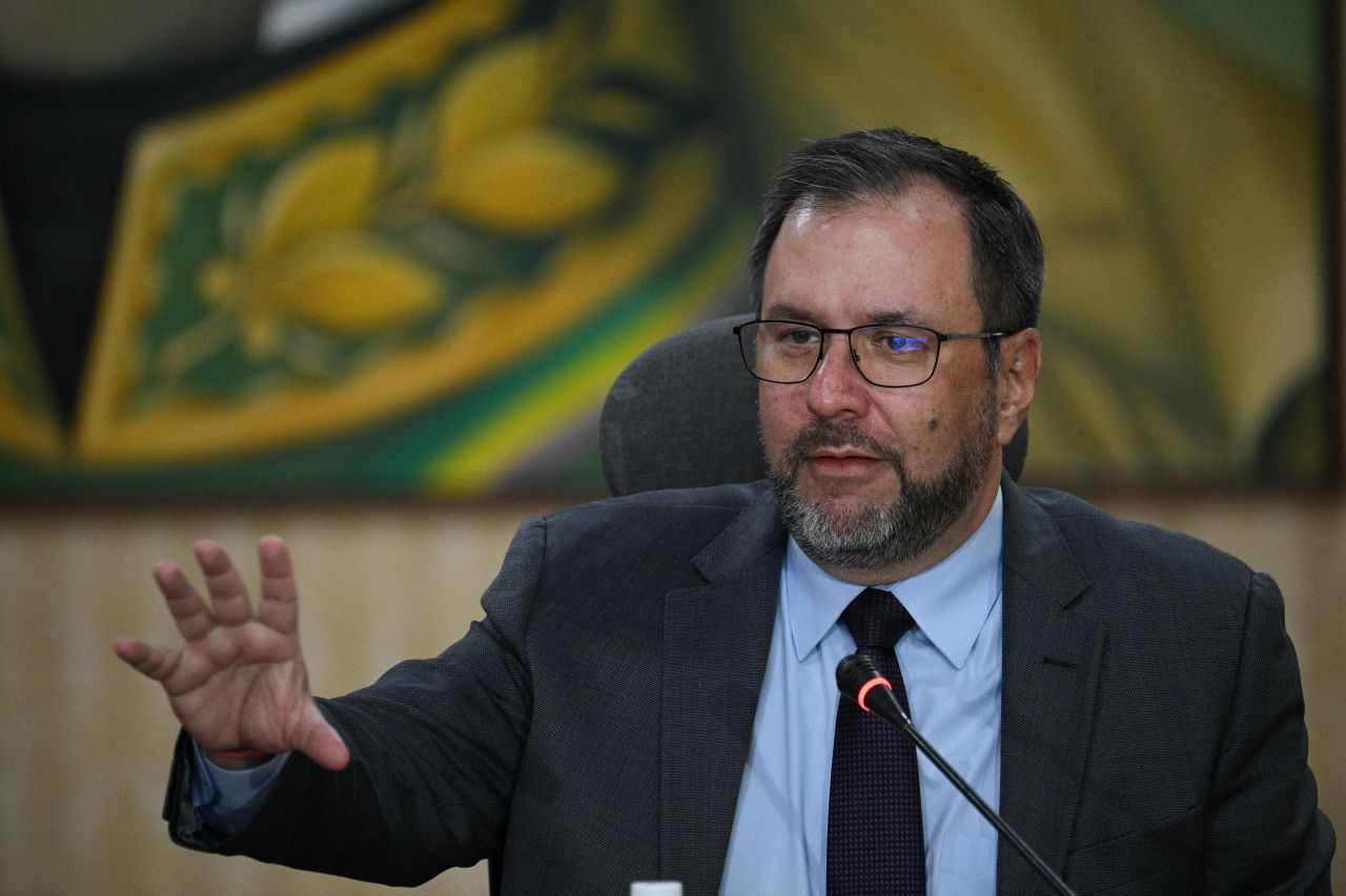 El canciller de Venezuela, Yvan Gil, habla durante una reunión con el fiscal general de Venezuela, Tarek William Saab (fuera de cuadro), y miembros del cuerpo diplomático acreditado en Venezuela en el Ministerio de Relaciones Exteriores en Caracas el 21 de agosto de 2024.