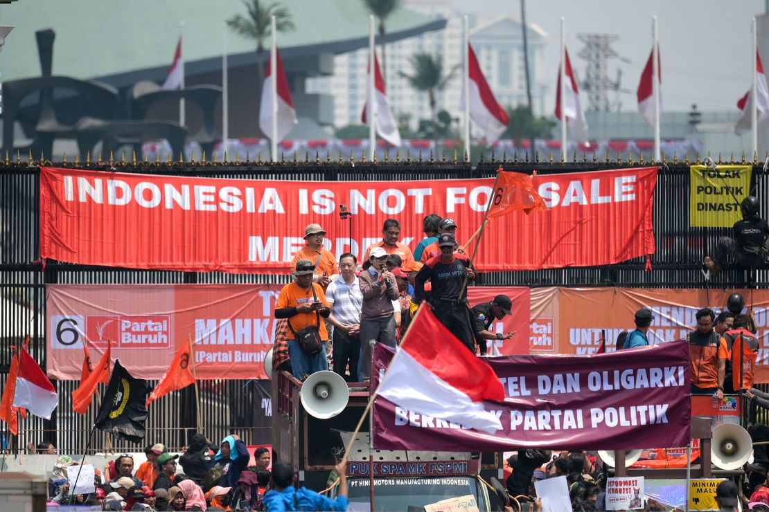 Para pengunjuk rasa memblokir akses ke gedung DPR di Jakarta.