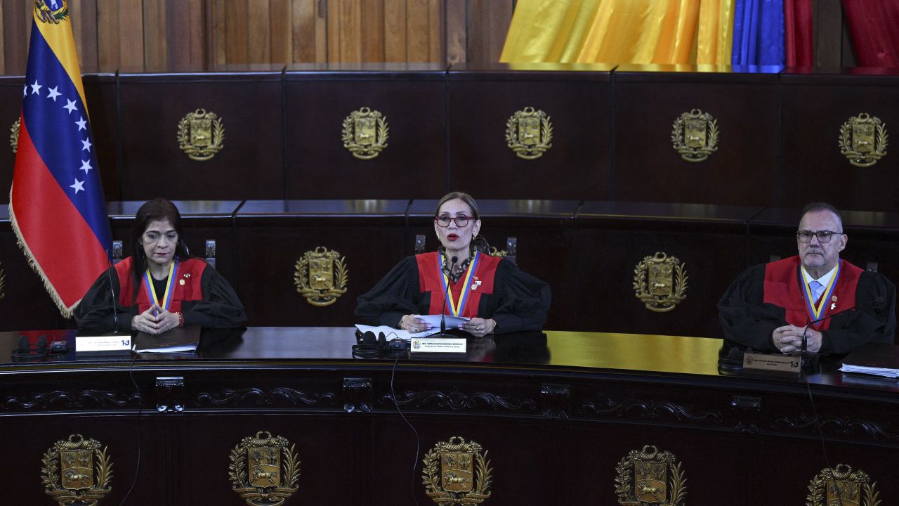 Venezuelan Supreme Court of Justice (TSJ) President Caryslia Rodriguez (C) delivers a statement by the Supreme Court of Venezuela on the results of the country's presidential election at the TSJ building in Caracas on August 22, 2024. Venezuela's Supreme Court, which observers say is loyal to the government of President Nicolas Maduro, on Thursday declared him the winner of the disputed July 28 election amid opposition claims of widespread vote fraud. (Photo by Federico PARRA / AFP) (Photo by FEDERICO PARRA/AFP via Getty Images)