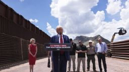 El expresidente de EE.UU. y entonces candidato presidencial republicano Donald Trump habla sobre inmigración y seguridad fronteriza cerca del Monumento Nacional Coronado en Montezuma , Arizona, el 22 de agosto de 2024.