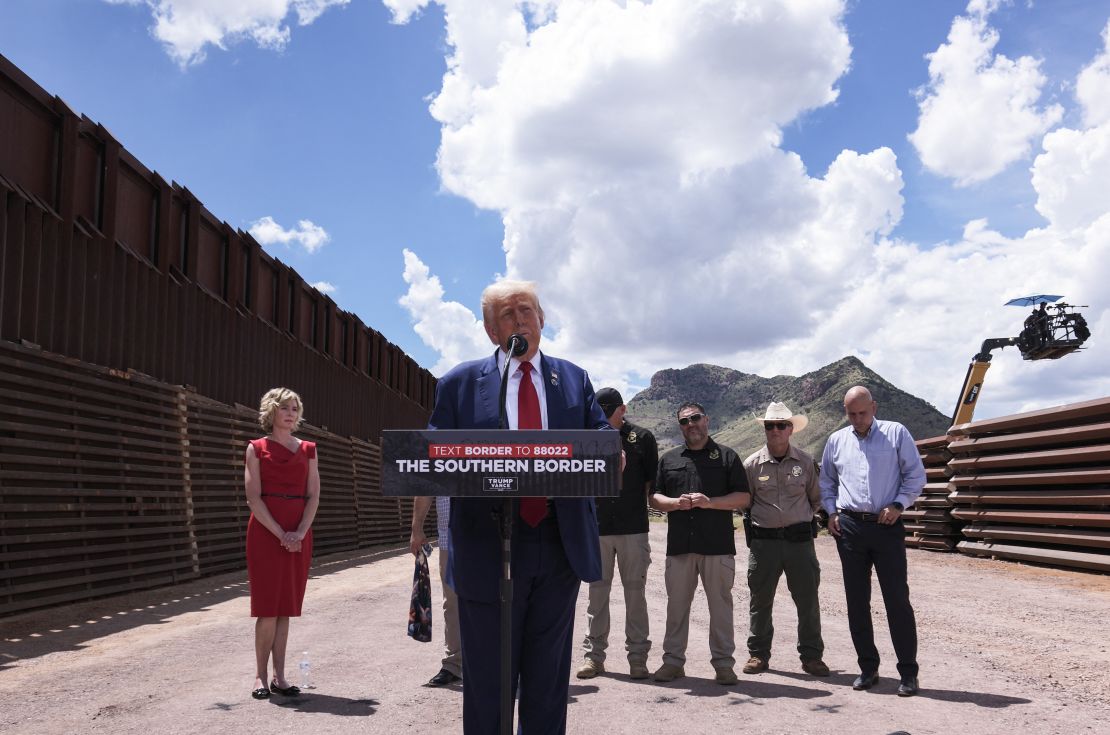 El expresidente de EE.UU. y entonces candidato presidencial republicano Donald Trump habla sobre inmigración y seguridad fronteriza cerca del Monumento Nacional Coronado en Montezuma Pass, Arizona, el 22 de agosto de 2024.