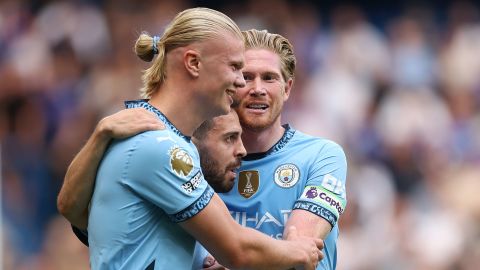 LONDON, ENGLAND - AUGUST 18: Erling Haaland of Manchester City celebrates scoring his team's first goal with teammates Bernardo Silva and Kevin De Bruyne during the Premier League match between Chelsea FC and Manchester City FC at Stamford Bridge on August 18, 2024 in London, England. (Photo by Julian Finney/Getty Images)