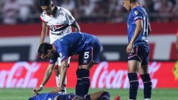 SAO PAULO, BRAZIL - AUGUST 22: Juan Izquierdo of Nacional lies down on the pitch after fainting during a Copa CONMEBOL Libertadores 2024 Round of 16 second leg match between Sao Paulo and Nacional at MorumBIS on August 22, 2024 in Sao Paulo, Brazil.  (Photo by Alexandre Schneider/Getty Images)