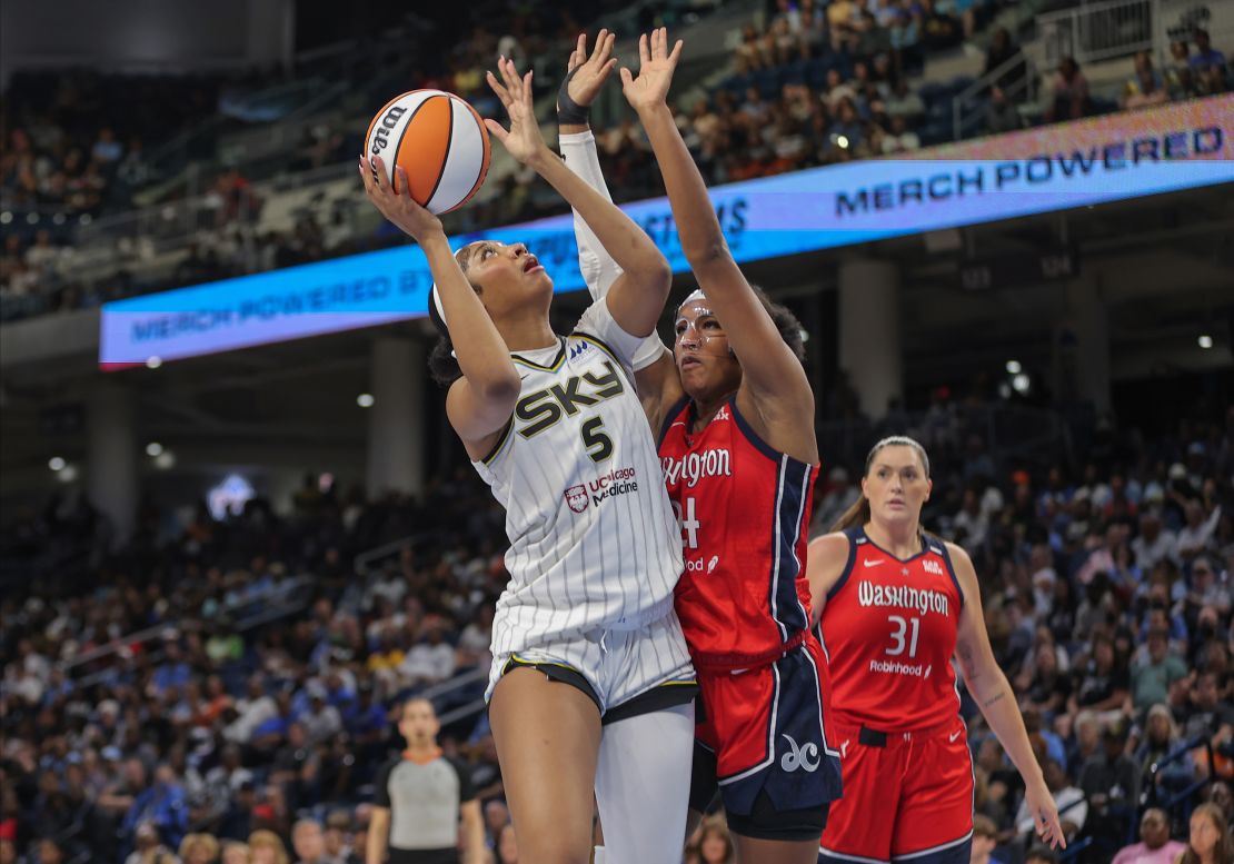 CHICAGO, IL - 28 DE AGOSTO: Angel Reyes nº 5 do Chicago Sky vai até a cesta para marcar um ponto contra Aaliyah Edwards nº 24 do Washington Mystics durante a primeira metade de um jogo de basquete feminino da NBA em 28 de agosto de 2024 em Winterset. Arena em Chicago, Illinois. (Foto de Melissa Tamiz/Ikon Sportswire via Getty Images)