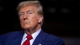 El presidente Donald Trump observa durante un acto de campaña en Michigan en agosto de 2024.