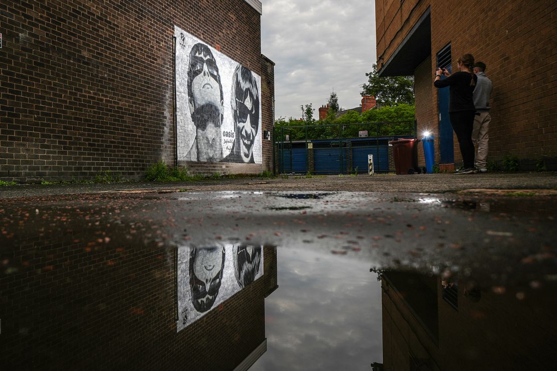 Sebuah mural yang menggambarkan Liam dan Noel Gallagher dari Oasis di Manchester, Inggris.