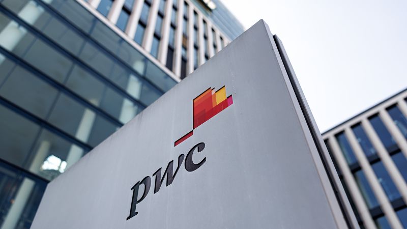 PwC казва на служителите, че ще използва данни за местоположението, за да спазва правилото „back-to-office“