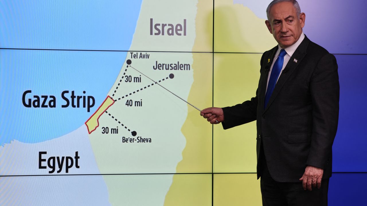 Israel's Prime Minister Benjamin Netanyahu points at Tel Aviv on a map during a press conference at the Government Press Office (GPO) in Jerusalem on September 4, 2024. (Photo by ABIR SULTAN / POOL / AFP) (Photo by ABIR SULTAN/POOL/AFP via Getty Images)