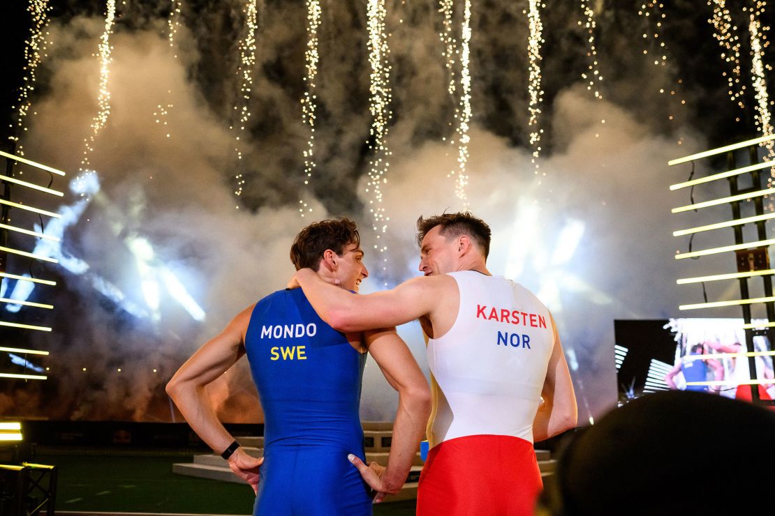 Duplantis (left) and Warholm (right) competed in an exhibition 100m sprint race.