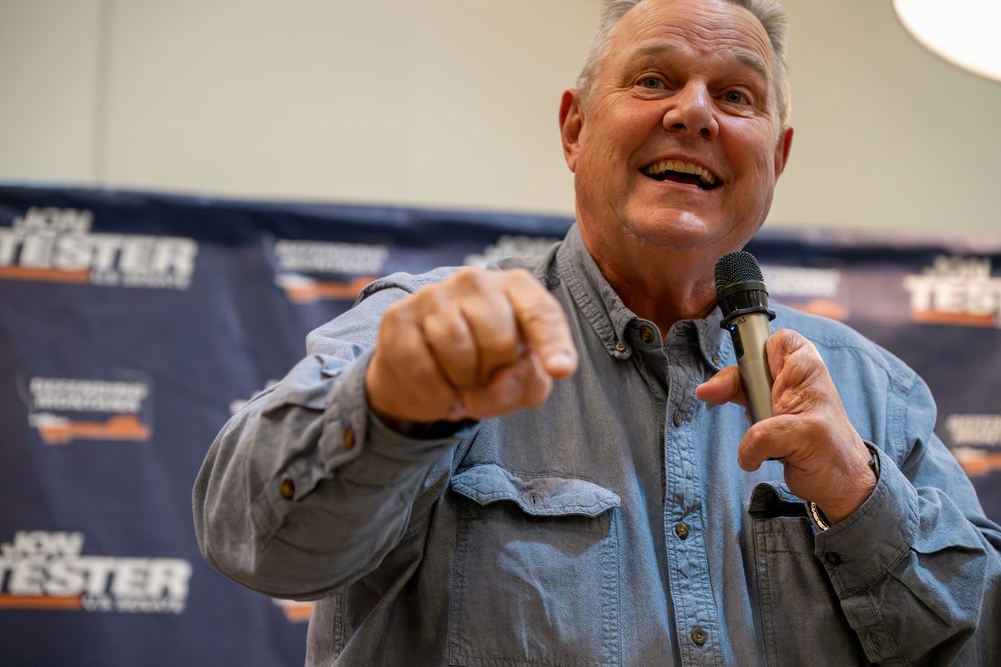 Senator Jon Tester berbicara pada rapat umum di Bozeman, Montana, pada 5 September 2024.