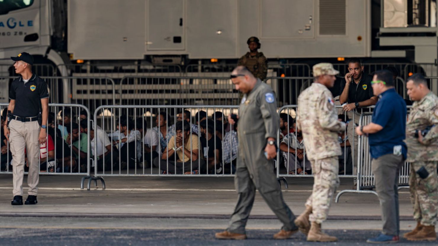 Migrantes esperan abordar un avión para su deportación en la Base Aérea Teniente Octavio Rodríguez Garrido en la Ciudad de Panamá, Panamá, el viernes 6 de septiembre de 2024.