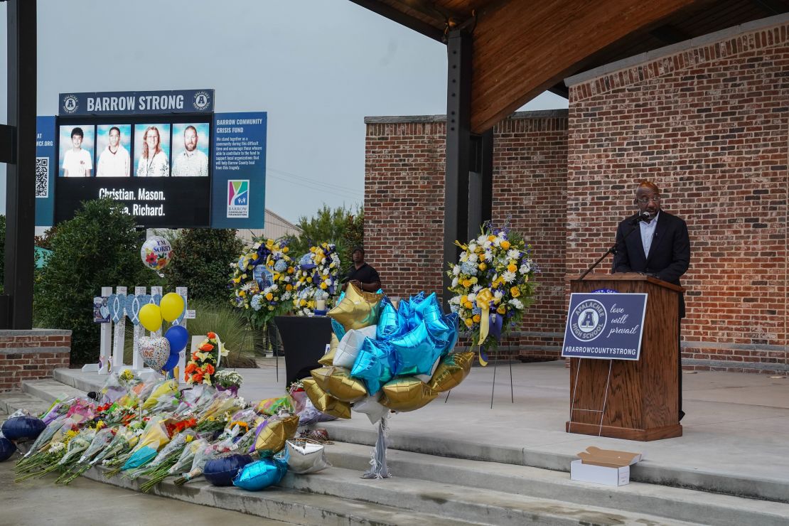 Senator Raphael Warnock spreekt tot leden van de gemeenschap, studenten en docenten van Apalachee High School die op 6 september bijeenkwamen voor een wake in Monroe, Georgia.