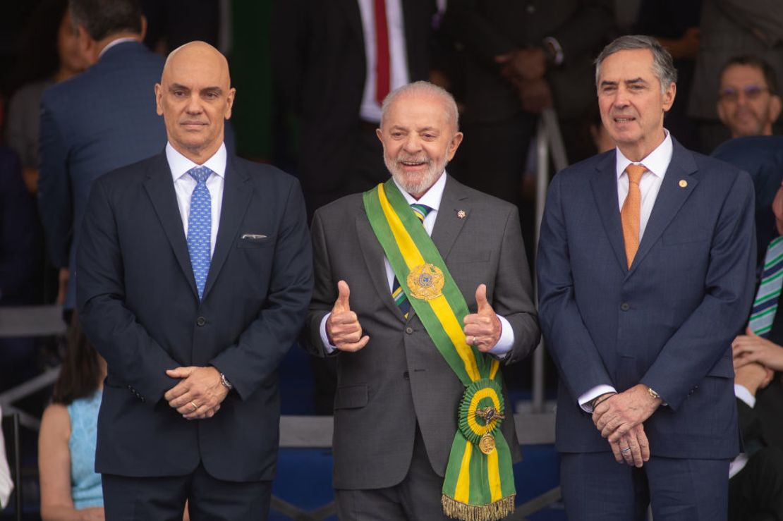 Alexandre de Moraes junto alpresidente de Brasil, Luiz Inácio Lula da Silva, el 7 de septiembre de 2024 en Brasilia, Brasil.