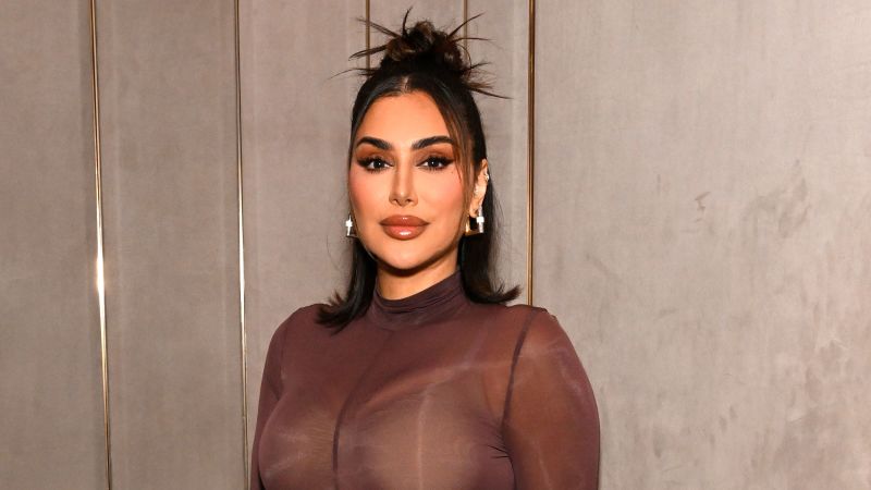 Tiktok дърпа видео на Huda Kattan след магнат за красота разпространява конспиративни теории 