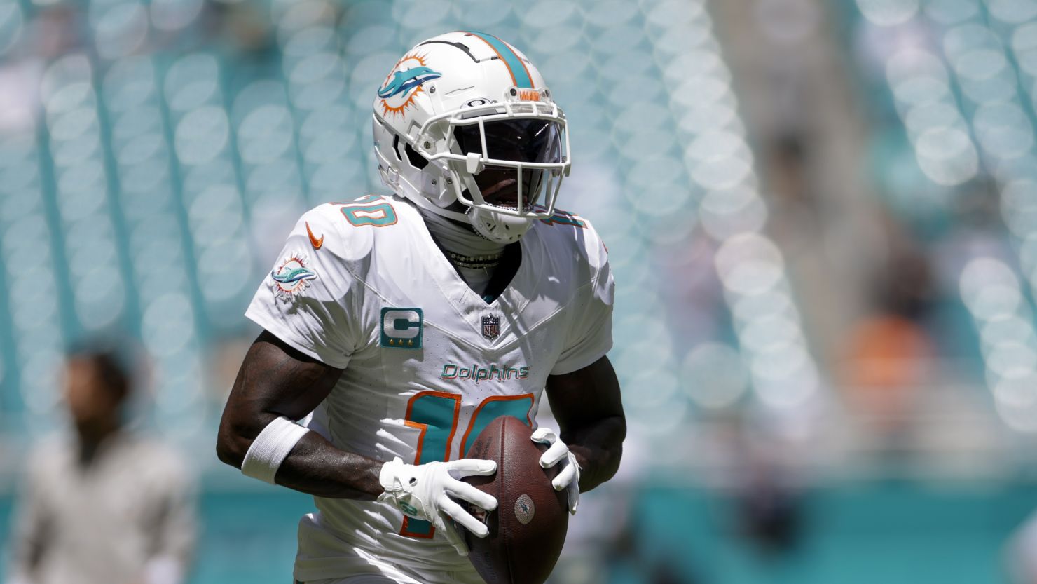 MIAMI GARDENS, FL - SEPTEMBER 08: Miami Dolphins wide receiver Tyreek Hill (10) before the game between the Jacksonville Jaguars and the Miami Dolphins on September 8, 2024 at Hard Rock Stadium in Maimi Gardens, Fl. (Photo by David Rosenblum/Icon Sportswire via Getty Images)