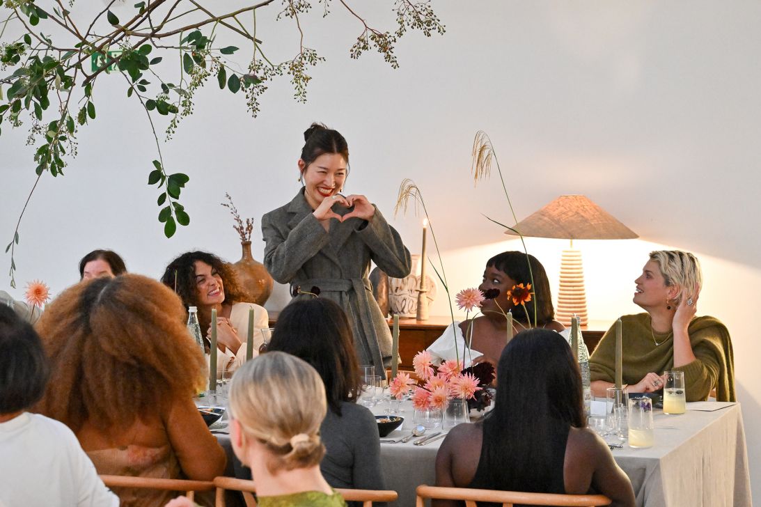 Rejina Pyo a organisé un dîner intime en septembre dernier pour célébrer le lancement de la collaboration Mulberry X Rejina Pyo.