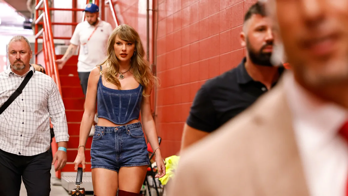 Taylor Swift anima a Travis Kelce y a los Kansas City Chiefs en el partido inaugural de la temporada