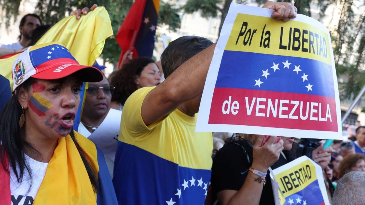 Venezuelan opposition ers hold signs reading "For Venezuela's freedom" as they rally in front of the Spanish Parliament while Spanish MPs debate after Spanish right-wing PP party asked for the recognition by Spanish State of Edmundo Gonzalez Urrutia as the winner of the Venezuelan election at the Spanish Congress in Madrid on September 10, 2024. Venezuelan opposition presidential candidate Edmundo Gonzalez Urrutia, who contested incumbent Venezuelan President July 28 reelection, fled for exile in Spain on September 8, and vowed to "continue the fight" for freedom and democracy. Gonzalez Urrutia arrived in Madrid after weeks in hiding in the crisis-torn South American country. (Photo by Pierre-Philippe MARCOU / AFP) (Photo by PIERRE-PHILIPPE MARCOU/AFP via Getty Images)