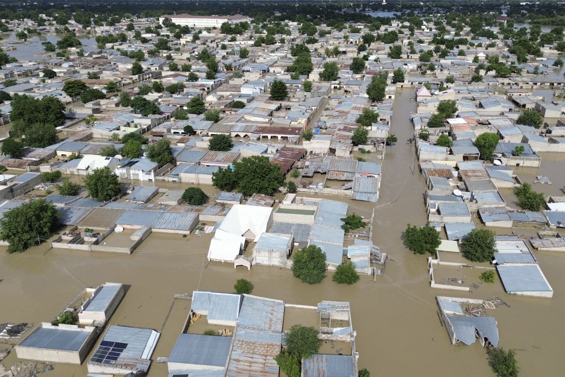 Cette vue aérienne montre des maisons submergées par les eaux à Maiduguri le 10 septembre 2024. Les eaux de crue provenant d'un barrage en débordement ont détruit des dizaines de maisons à Maiduguri, la capitale de l'État de Borno, dans le nord-est du Nigeria, et les responsables des secours craignent que la situation ne s'aggrave. Épicentre d'une insurrection djihadiste qui dure depuis plus d'une décennie, Maiduguri sert de plaque tournante pour les réponses à la crise humanitaire dans la région du nord-est. L'agence des Nations Unies pour les réfugiés au Nigeria (HCR) a déclaré sur son compte X qu'il s'agissait des pires inondations de la ville depuis 30 ans. (Photo par Audu MARTE / AFP) (Photo par AUDU MARTE/AFP via Getty Images)