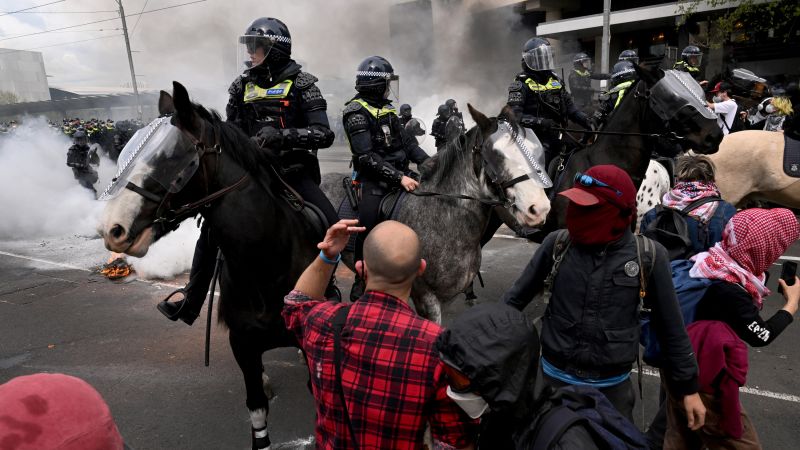 Десетки хора са арестувани след сблъсъци между полицията и протестиращите