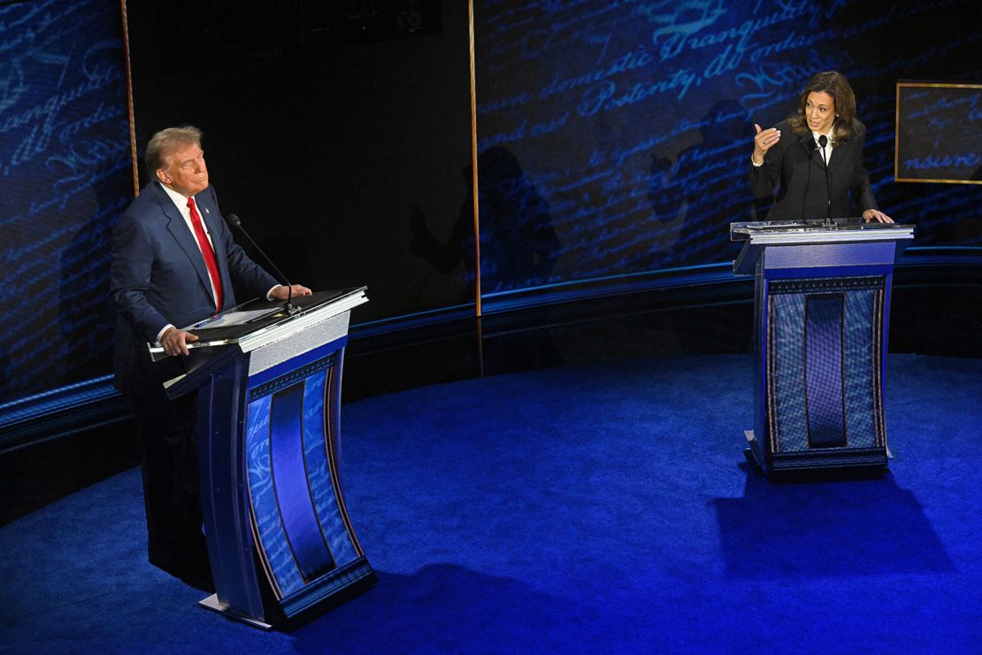 Wakil Presiden dan kandidat presiden dari Partai Demokrat Kamala Harris berbicara sementara mantan Presiden dan kandidat presiden dari Partai Republik Donald Trump mendengarkan selama debat presiden di National Constitution Center di Philadelphia, Pennsylvania, pada 10 September 2024.