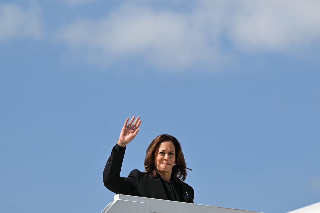 Wakil Presiden Kamala Harris menaiki Air Force Two sebelum berangkat dari Bandara John Murtha Johnstown-Cambria County di Johnstown, Pennsylvania, pada 11 September 2024.