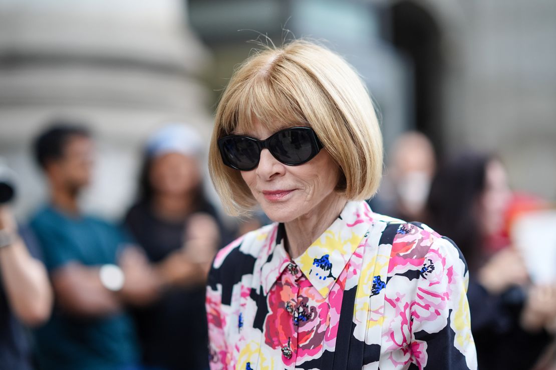 Anna Wintour van Vogue, hier afgebeeld tijdens de lente-zomereditie van New York Fashion 2025, heeft van zonnebrillen een vast onderdeel van haar imago gemaakt.