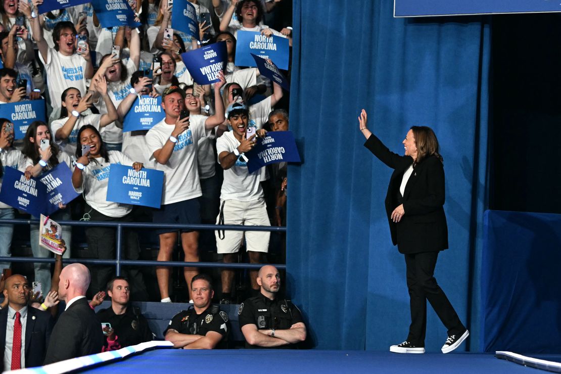 Vicepresident en Democratische presidentskandidaat Kamala Harris loopt het podium op om te spreken tijdens een campagnebijeenkomst in Greensboro, North Carolina, op 12 september 2024.