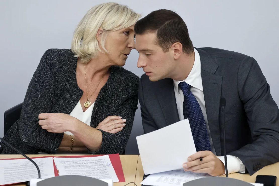 Le Pen y Bardella hablan durante una reunión de la Agrupación Nacional en París en septiembre de 2024.