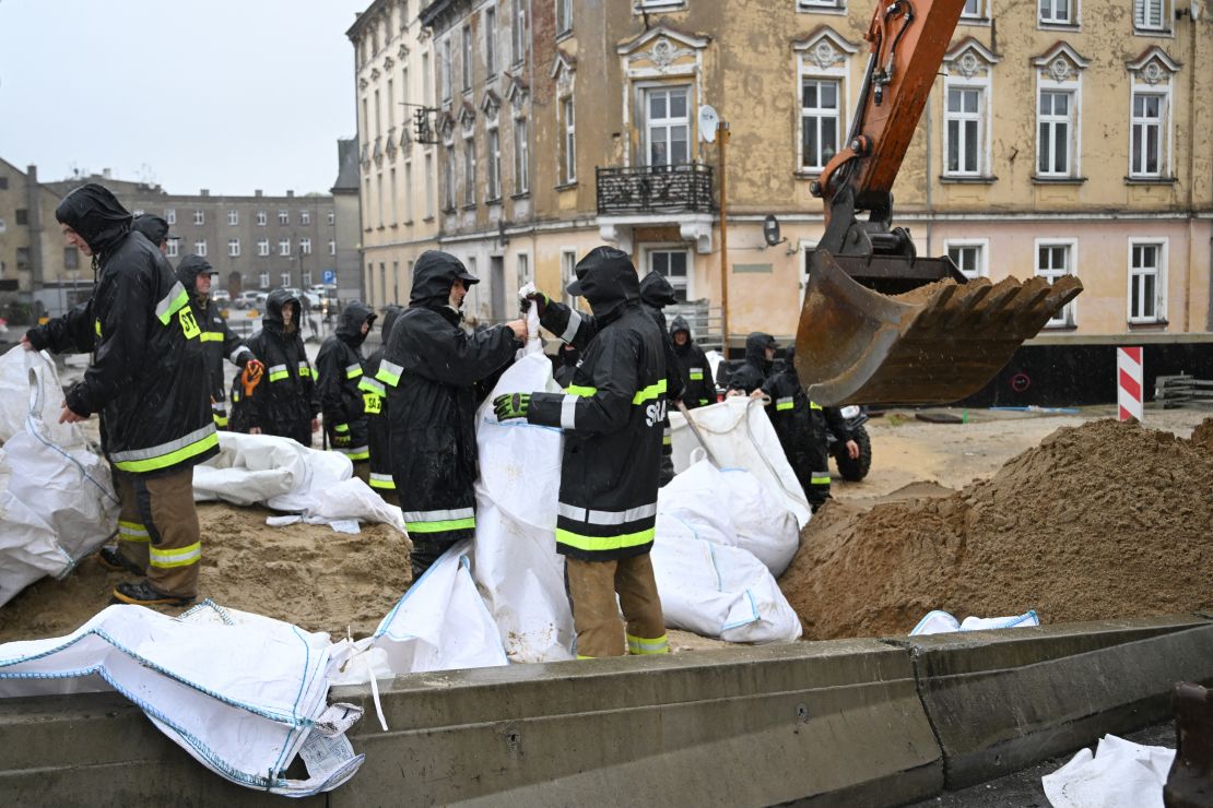 Brandweerlieden vullen zandzakken in Gluckolazi, Zuid-Polen.